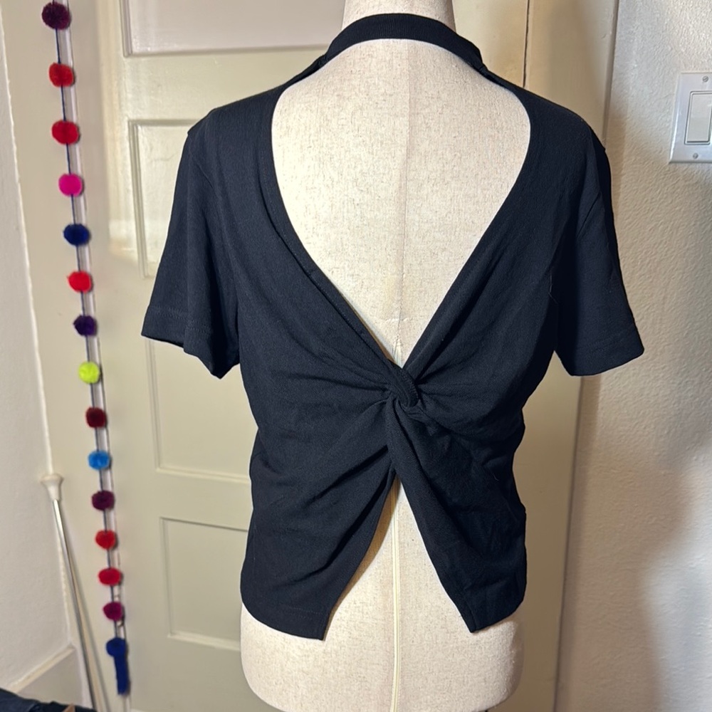 Crew neck knot back tee